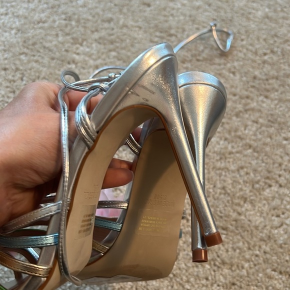 Steve Madden Jolisa heeled sandal silver leather floral wrap around ankle shoe - Picture 5 of 7